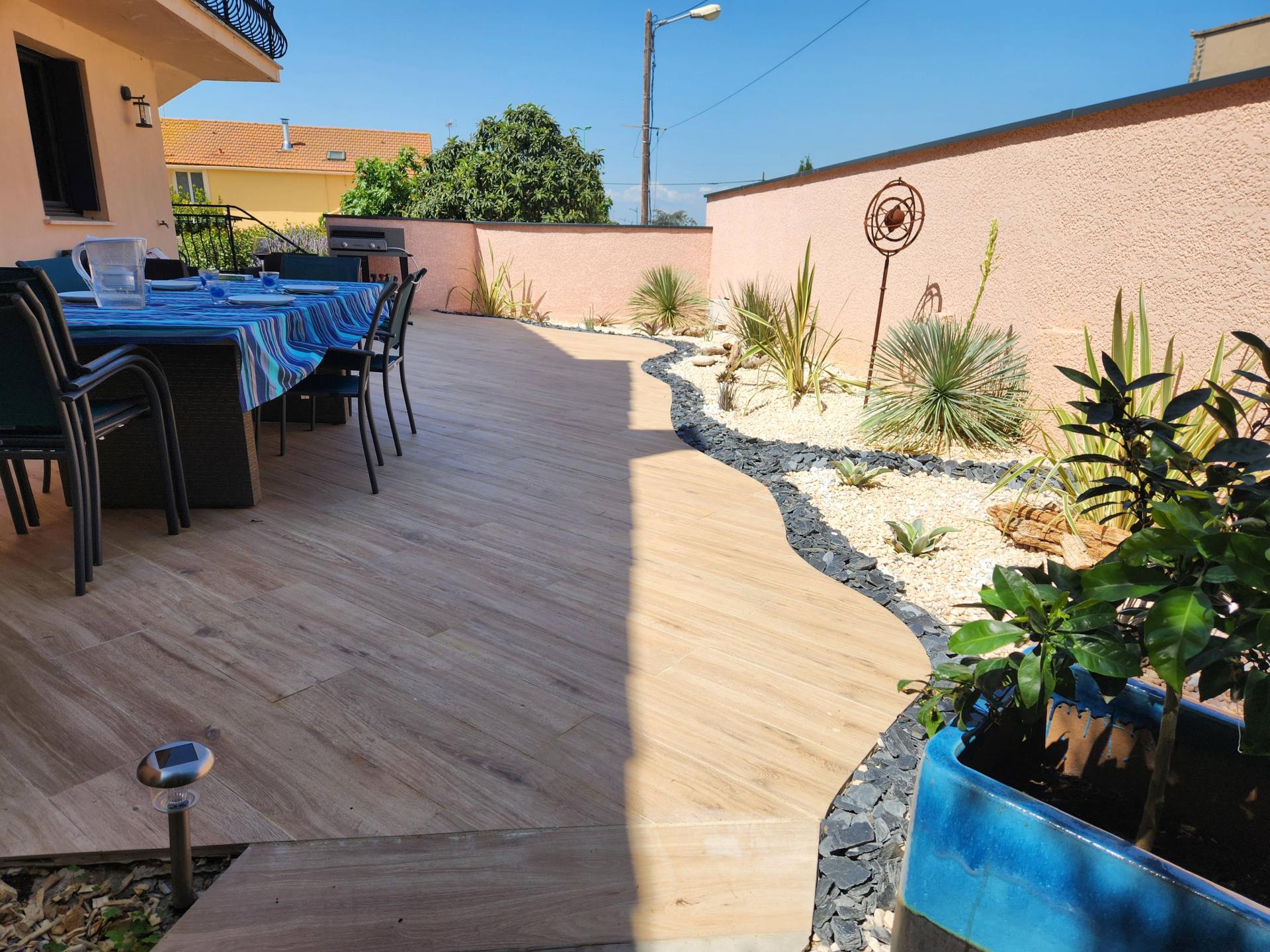 Grande terrasse ombragée au Nord